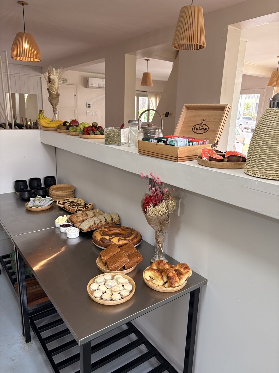 Desayuno casero completo con croissants, budines y frutas en Black Suites
