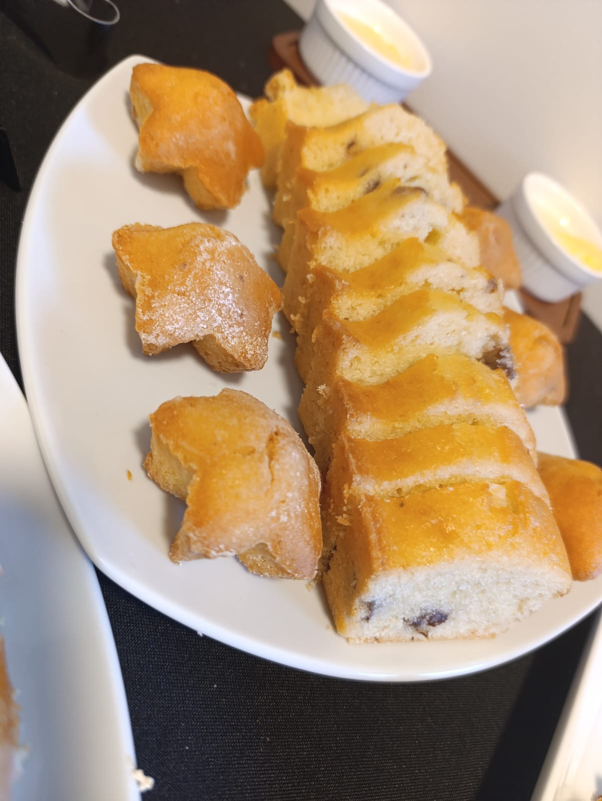 Budín casero con cobertura y pan tostado artesanal del desayuno abundante