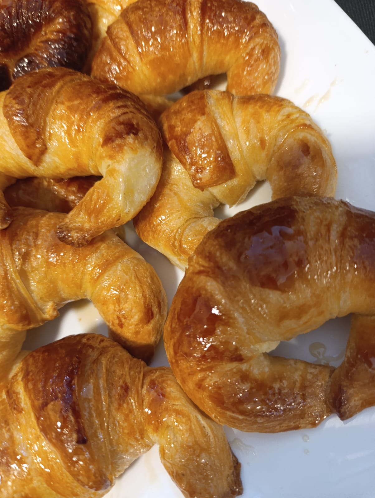Medialunas de manteca recién horneadas del desayuno de Black Suites